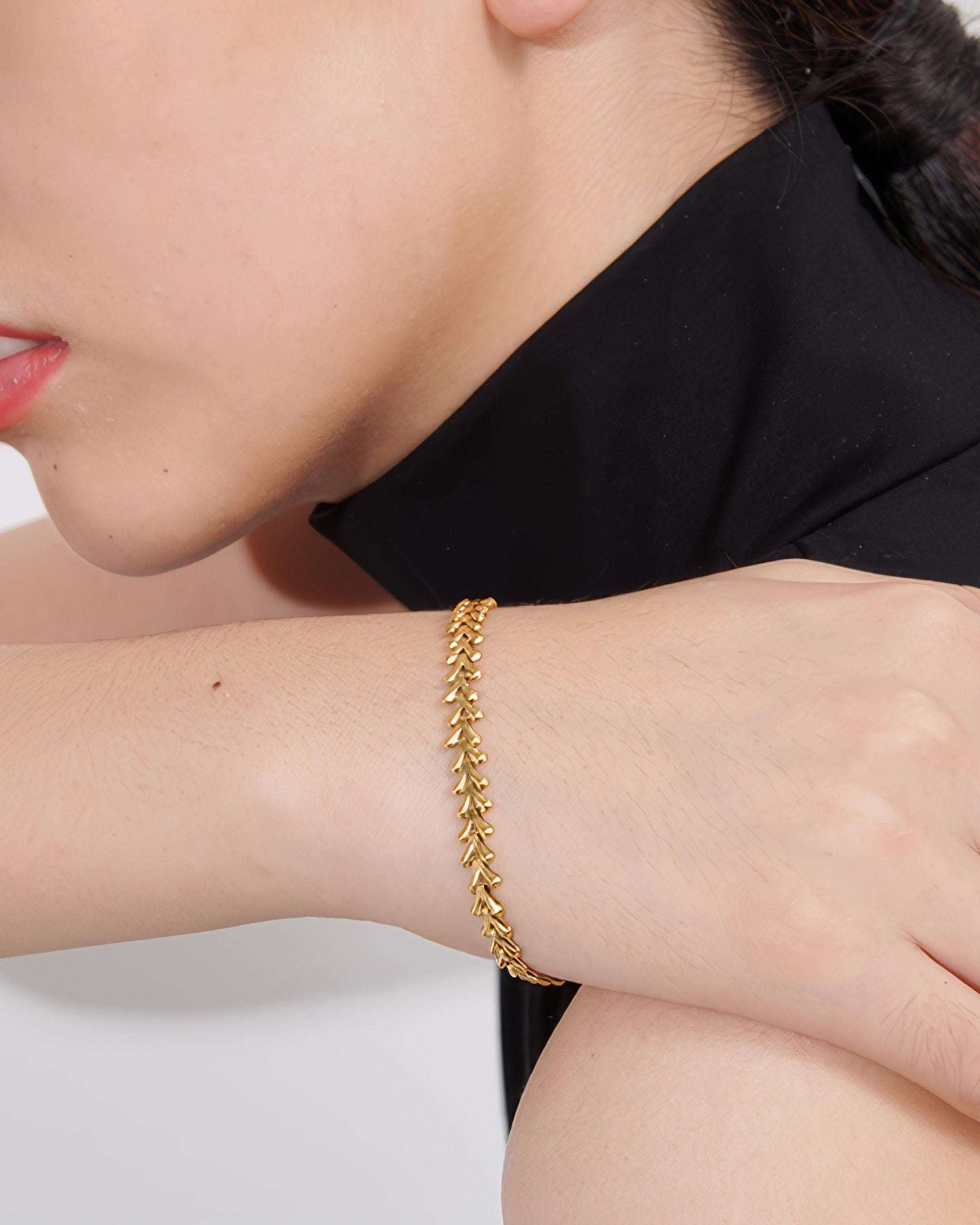 LAUREL Leaf Chain Bracelet - Gold - Detail View - Ohh Glam